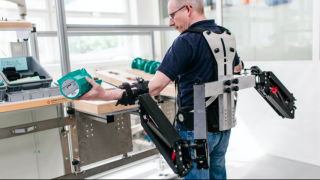 Illustration for article titled This Exoskeleton Rig Makes Factory Workers 10 Times Stronger
